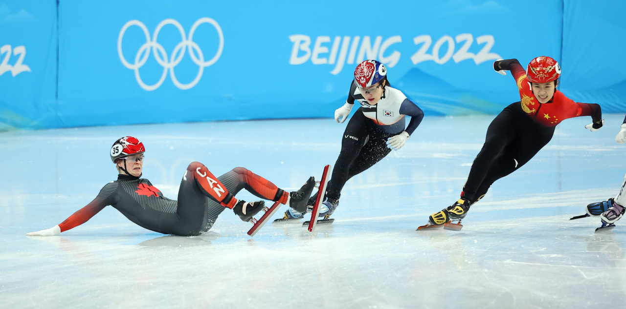한국 쇼트트랙 대표팀 이유빈이 9일 오후 중국 베이징 캐피털 실내 경기장에서 열린 2022 베이징 동계올림픽 쇼트트랙 여자 1000m 예선 5조 경기에서 역주하고 있다. 연합뉴스