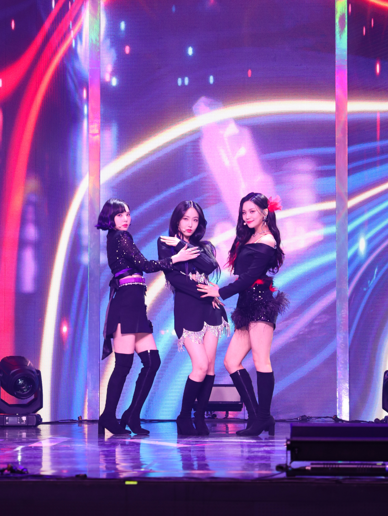Viviz members conduct their debut EP "Beam of Prism" showcase on Feb. 9 in Seoul. (BPM Entertainment)