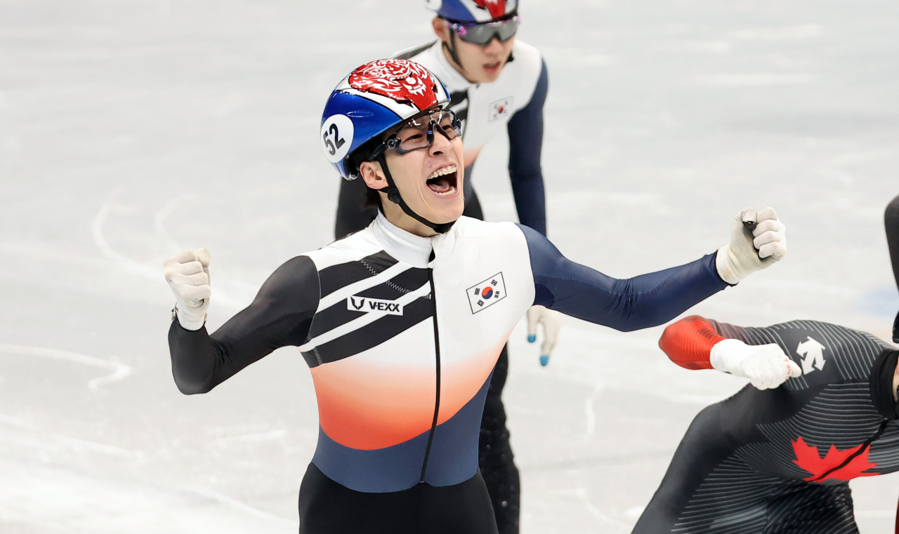황대헌이 9일 베이징 동계올림픽 쇼트트랙 남자 1500m 결승서 1위로 들어오며 포효하고 있다. [연합]