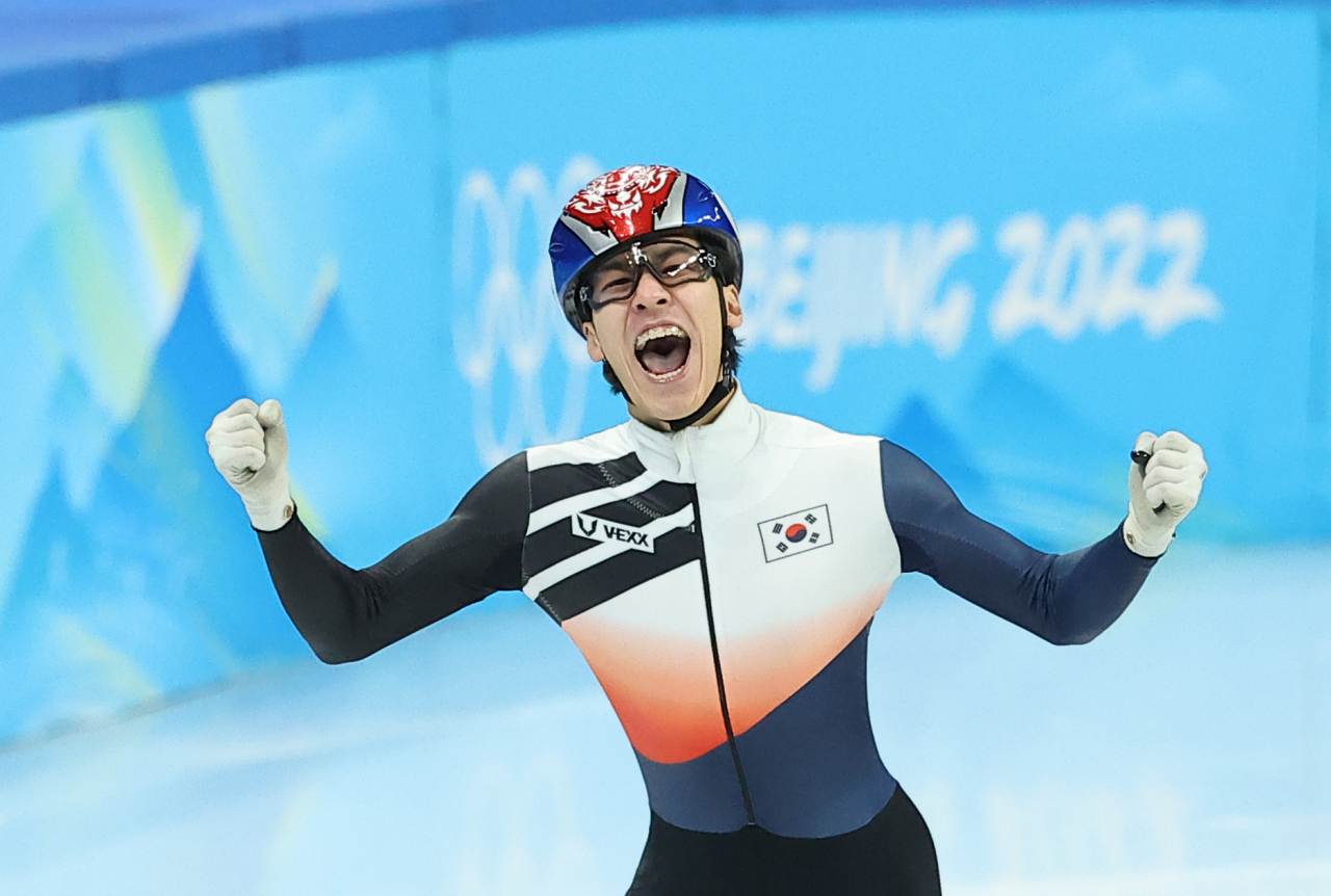 한국 쇼트트랙 대표팀 황대헌이 9일 오후 중국 베이징 캐피털 실내 경기장에서 열린 2022 베이징 동계올림픽 쇼트트랙 남자 1500m 결승에서 금메달을 획득한 후 기뻐하고 있다. 연합뉴스