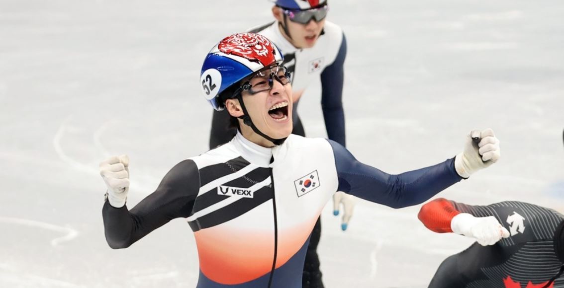 Hwang Dae-heon of South Korea celebrates after winning the gold medal in the men's 1,500m short track speed skating race at the Beijing Winter Olympics at Capital Indoor Stadium in Beijing on Feb. 9, 2022. (Yonhap)
