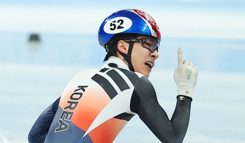 Hwang Dae-heon of South Korea celebrates after winning the gold medal in the men's 1,500m short track speed skating race at the Beijing Winter Olympics at Capital Indoor Stadium in Beijing on Feb. 9, 2022. (Yonhap)