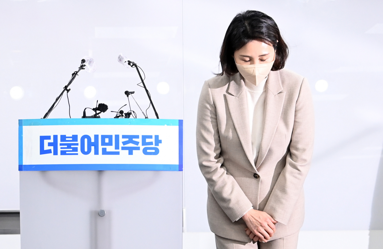 더불어민주당 이재명 대선 후보의 부인 김혜경 씨가 9일 오후 서울 여의도 당사에서 최근 불거진 '과잉 의전' 등 논란에 대해 사과 기자회견을 하며 고개 숙여 인사하고 있다. [연합]
