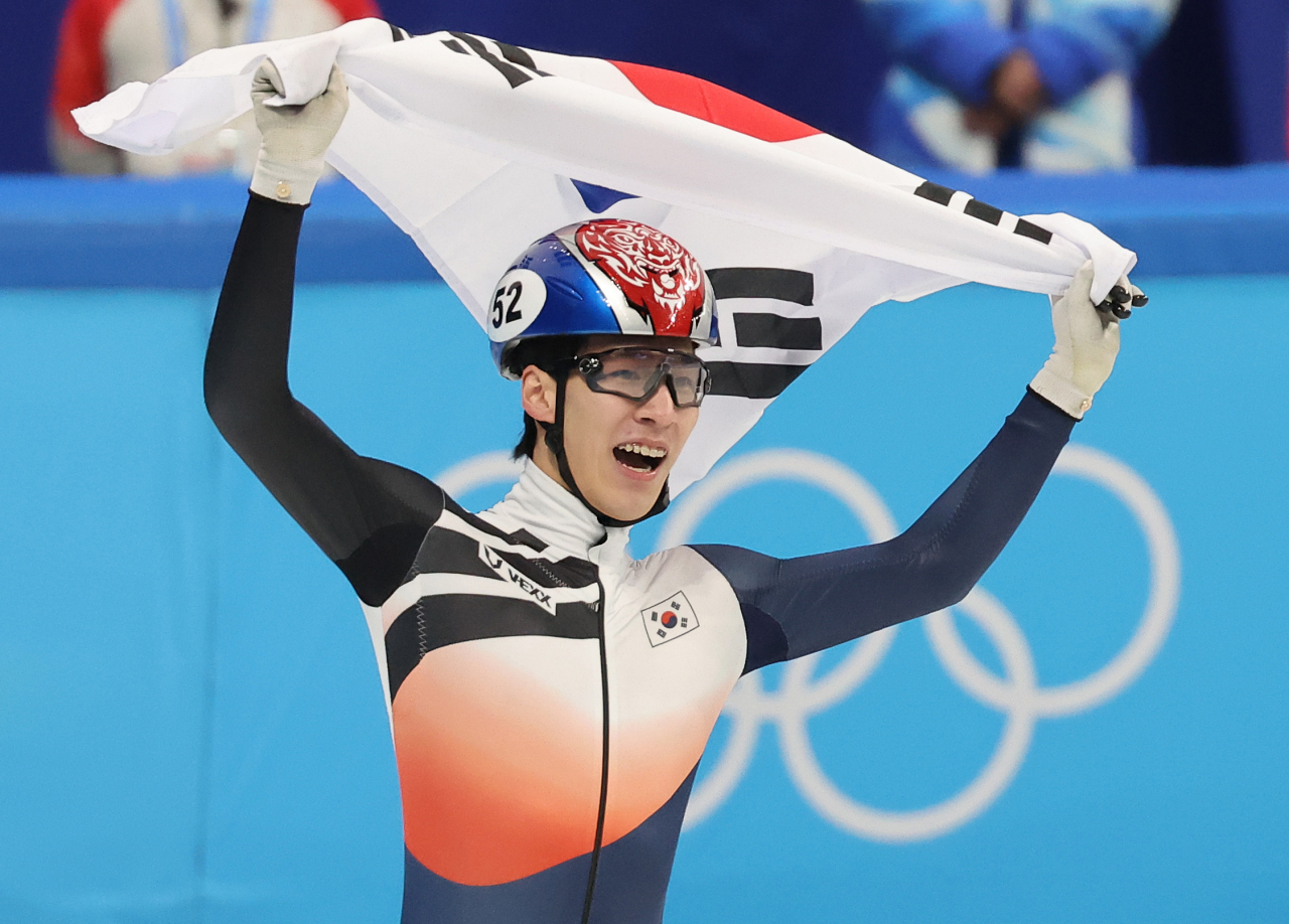 한국 쇼트트랙 대표팀 황대헌이 9일 오후 중국 베이징 캐피털 실내 경기장에서 열린 2022 베이징 동계올림픽 쇼트트랙 남자 1500m 결승에서 금메달을 획득한 후 기뻐하고 있다. [연합]