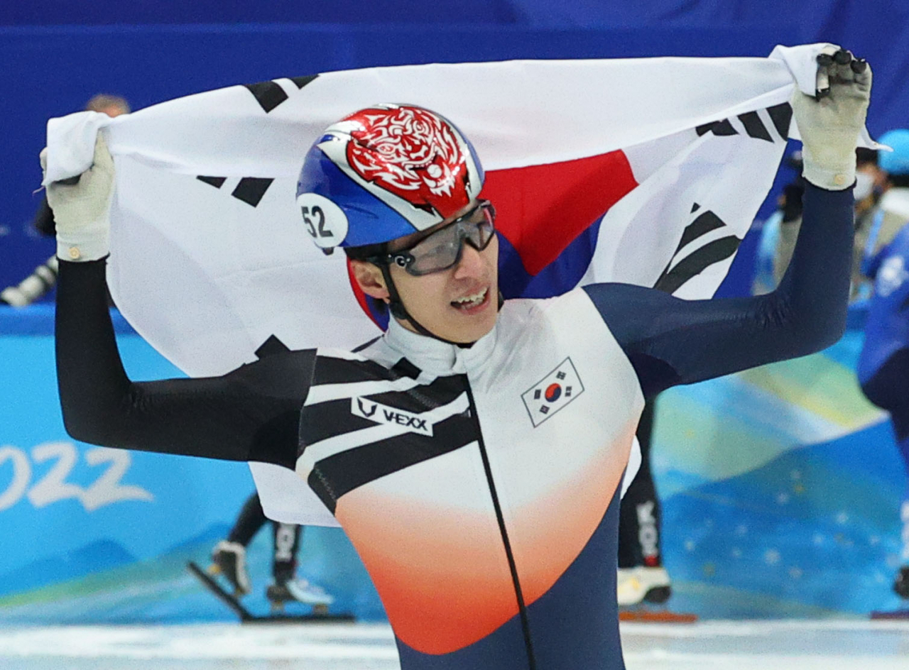 황대헌이 9일 베이징 동계올림픽 쇼트트랙 남자 1500m 금메달을 확정한 뒤 태극기를 들고 세리머니를 하고 있다. [연합]
