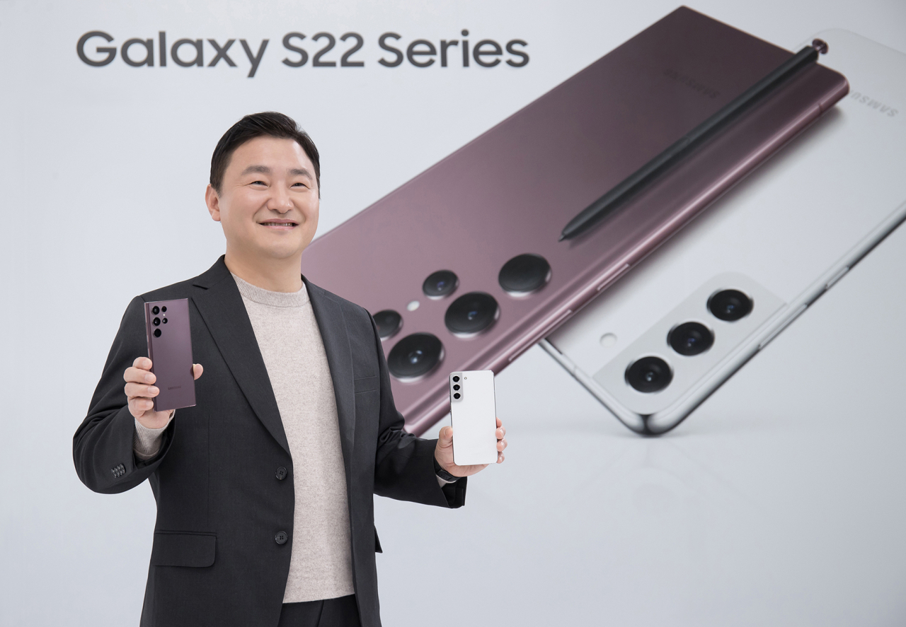 갤럭시S22 울트라(좌)와 갤럭시S22를 들고 있는 노태문 삼성전자 MX사업부장(사장). [삼성전자 제공]