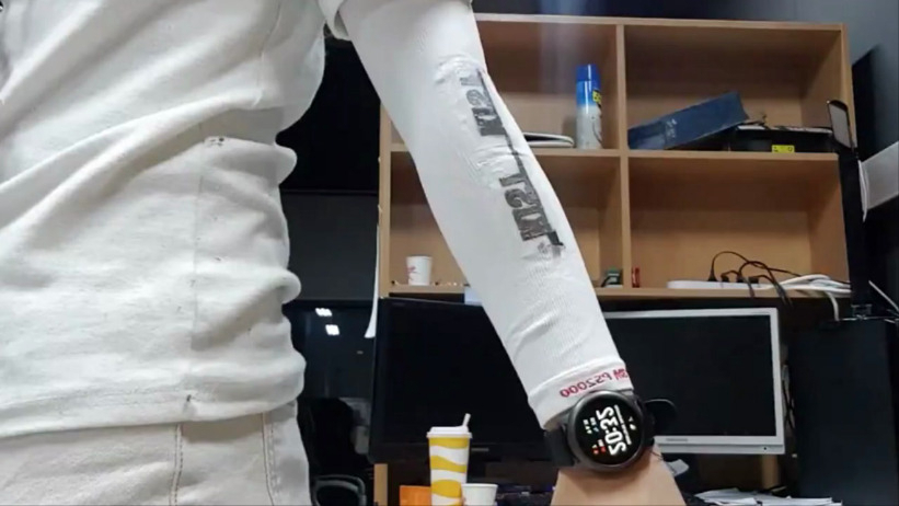 제작한 전극 소재와 집전체 소재를 스판덱스 재질의 팔토시의 양면에 직접 인쇄하고 그 위에 신축 패키징을 진행하여, 신축성 고전압 유기계 배터리를 옷 위에 직접 인쇄했다.[KIST 제공]