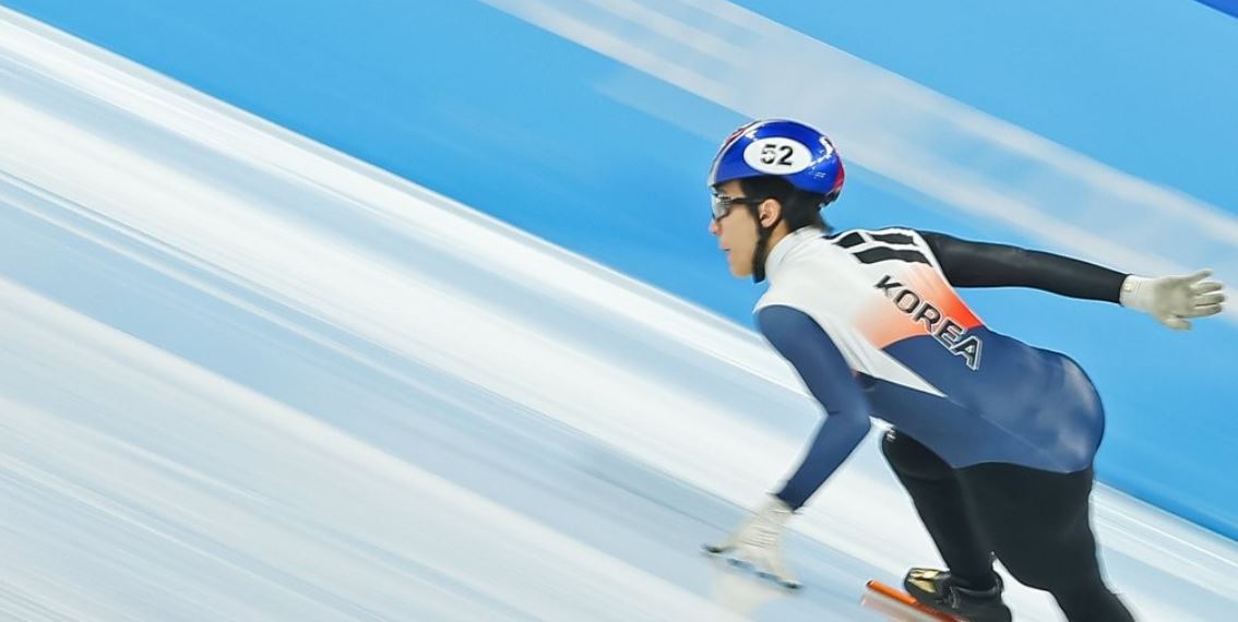 Hwang Dae-heon of South Korea competes in the final of the men's 1,500m short track speed skating race at the Beijing Winter Olympics at Capital Indoor Stadium in Beijing on Feb. 9, 2022. (Yonhap)