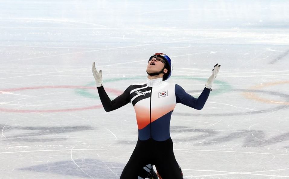 Hwang Dae-heon of South Korea celebrates after winning the gold medal in the men's 1,500m short track speed skating race at the Beijing Winter Olympics at Capital Indoor Stadium in Beijing on Feb. 9, 2022. (Yonhap)