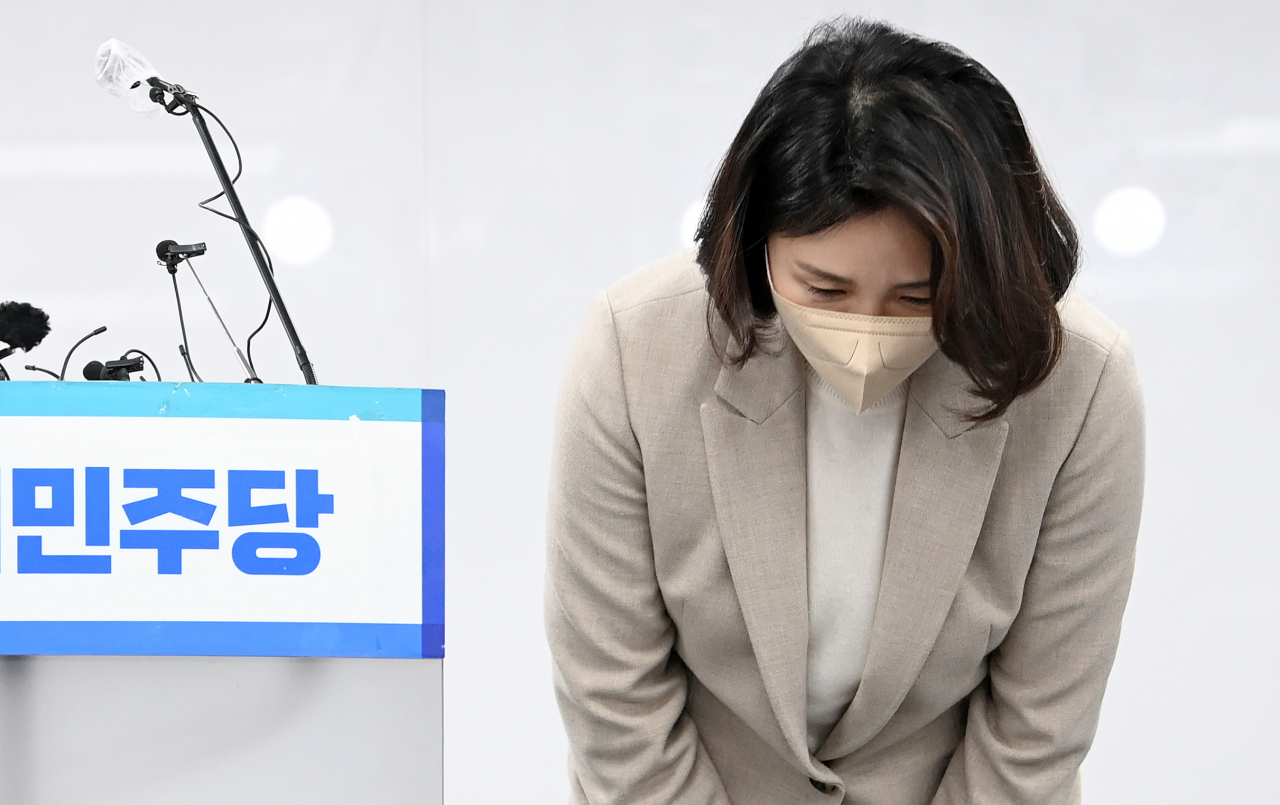 이재명 더불어민주당 대선 후보의 부인 김혜경 씨가 지난 9일 서울 여의도 당사에서 최근 불거진 '과잉 의전' 등 논란에 대해 사과 기자회견을 한 뒤 고개 숙여 인사하고 있다. [국회사진기자단]