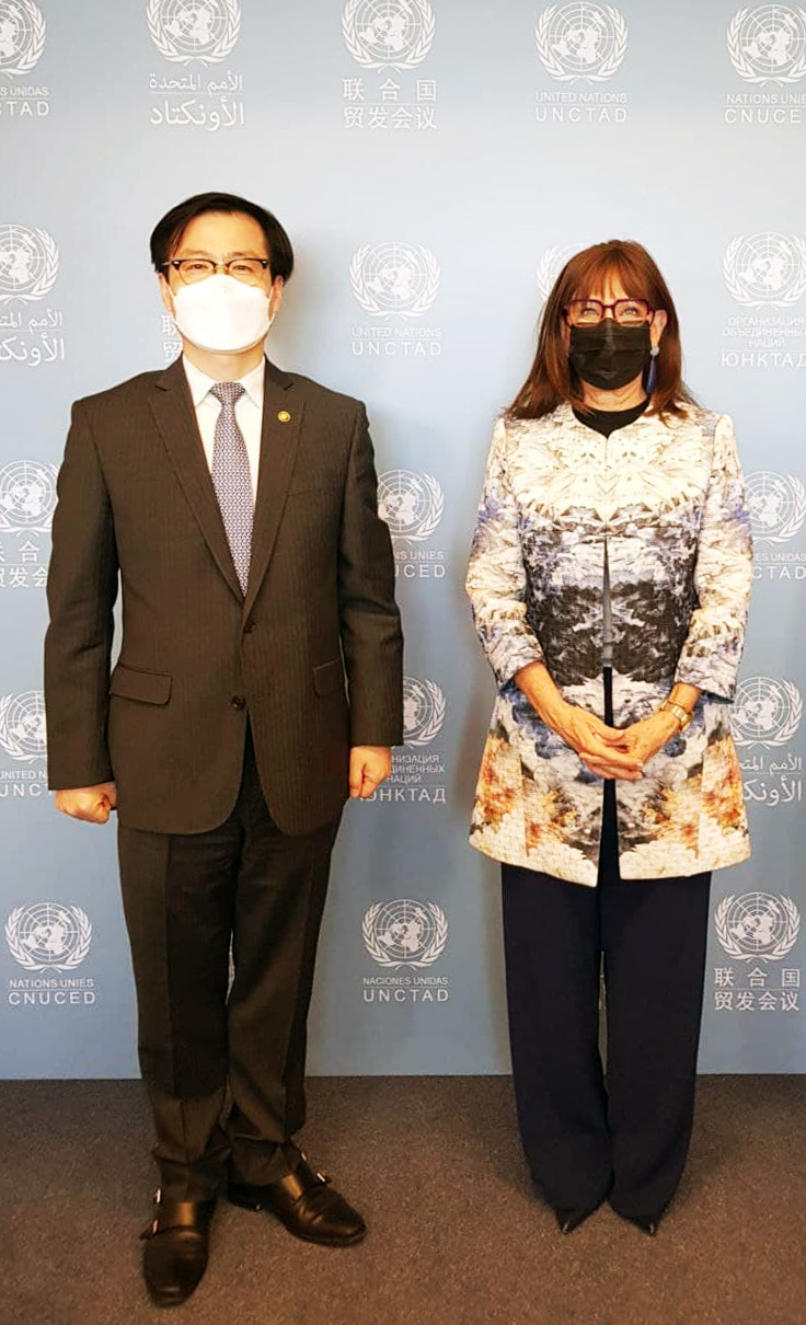 여한구 산업통상자원부 통상교섭본부장이 9일(현지시간) 스위스 제네바에서 레베카 그린스판 (Rebeca Grynspan) 유엔무역개발회의(UNCTAD)에서 사무총장과 면담을 갖고 기념촬영을 하고 있다. 여 본부장은 이 자리에서 무역·투자를 통한 개도국 역량강화와 한국의 위상에 부합하는 기여방안을 협의했다. [산업통상자원부 제공]