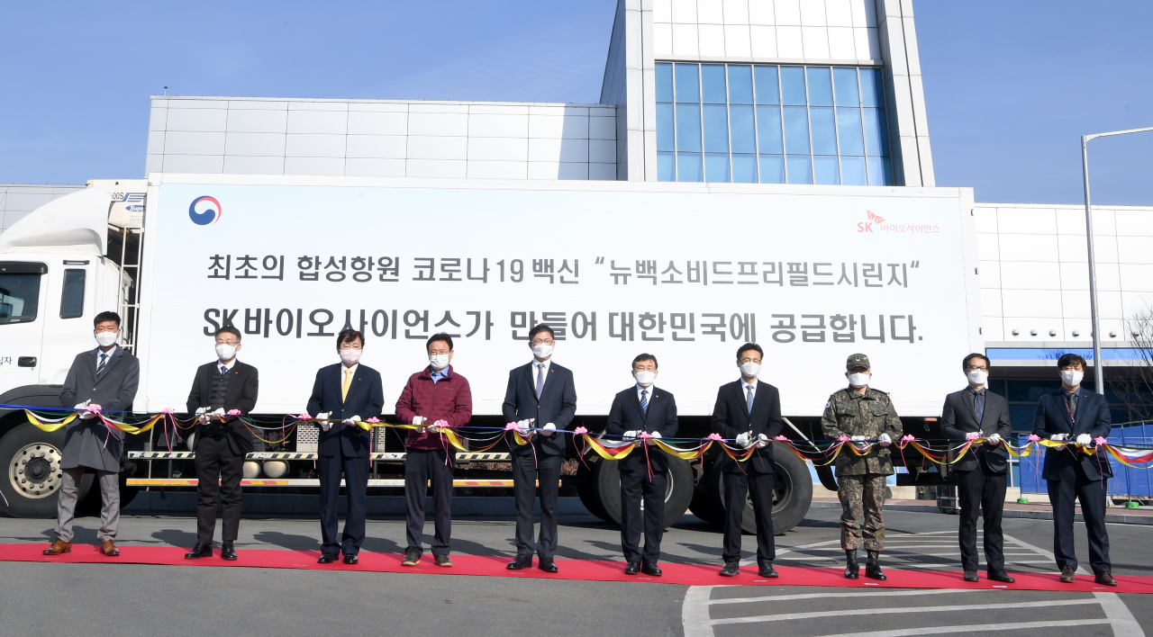 9일 오전 경북 안동시 SK바이오사이언스에서 노바백스 백신이 출하되고 있다.[경북도 제공]