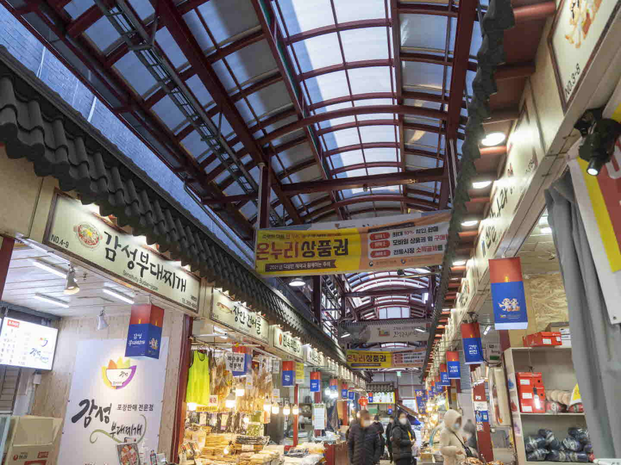 서울 구로구가 고척근린시장 아케이드를 전면 개보수했다. 사진은 아케이드 내부 모습. [구로구 제공]