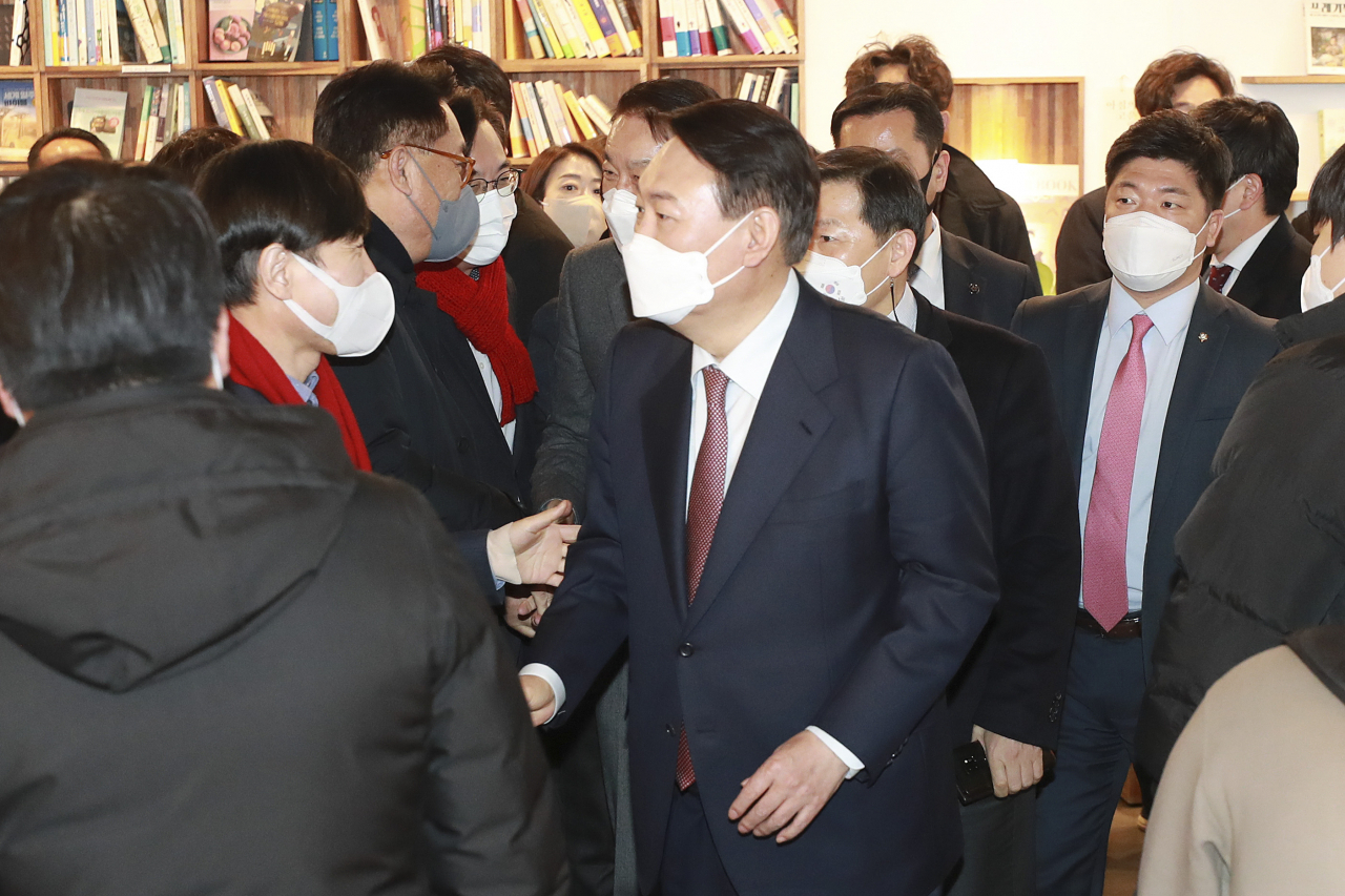 윤석열 국민의힘 대선 후보가 9일 오후 서울 여의도 한 카페에서 열린 김근식 교수의 대북정책 관련 북 콘서트에 참석하고 있다. [국회사진기자단]