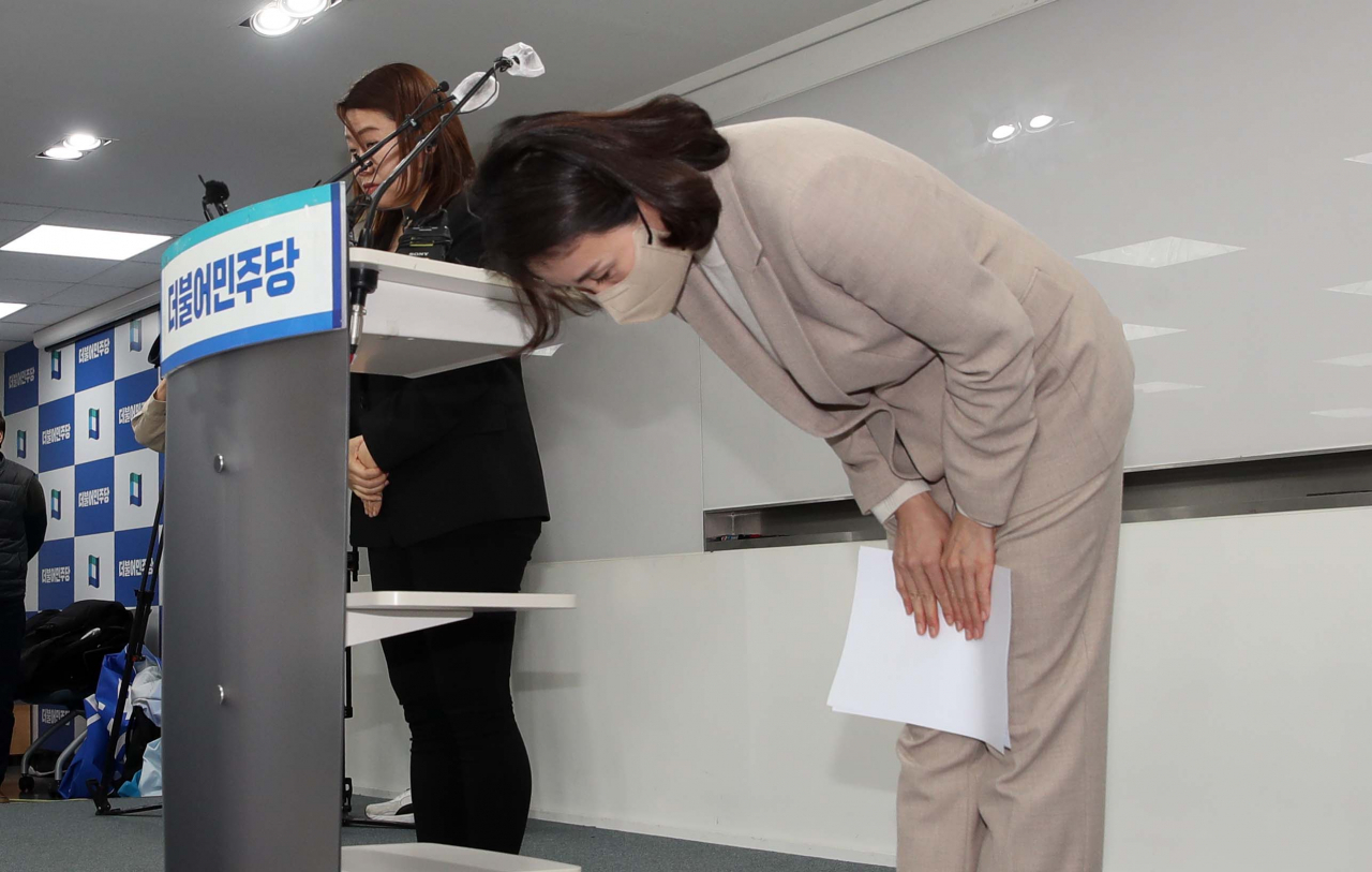 이재명 더불어민주당 대선 후보의 부인 김혜경 씨가 지난 9일 서울 여의도 당사에서 최근 불거진 '과잉 의전' 등 논란에 대해 사과 기자회견을 한 뒤 고개 숙여 인사하고 있다. [국회사진기자단]