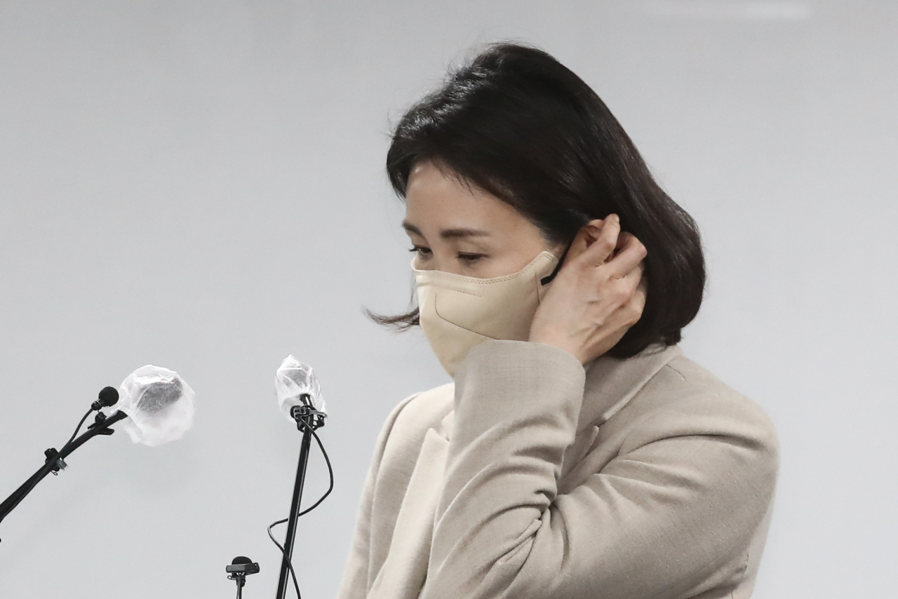 이재명 더불어민주당 대선 후보의 부인 김혜경 씨가 지난 9일 오후 서울 여의도 당사에서 최근 불거진 '과잉 의전' 등 논란에 대해 사과 기자회견을 하기 위해 단상으로 향하고 있다. [국회 사진기자단]