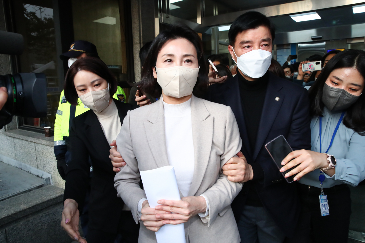 이재명 더불어민주당 대선 후보의 부인 김혜경 씨가 9일 오후 서울 여의도 당사에서 최근 불거진 '과잉 의전' 등 논란에 대해 사과 기자회견을 한 뒤 당사를 나서고 있다. [국회사진기자단]