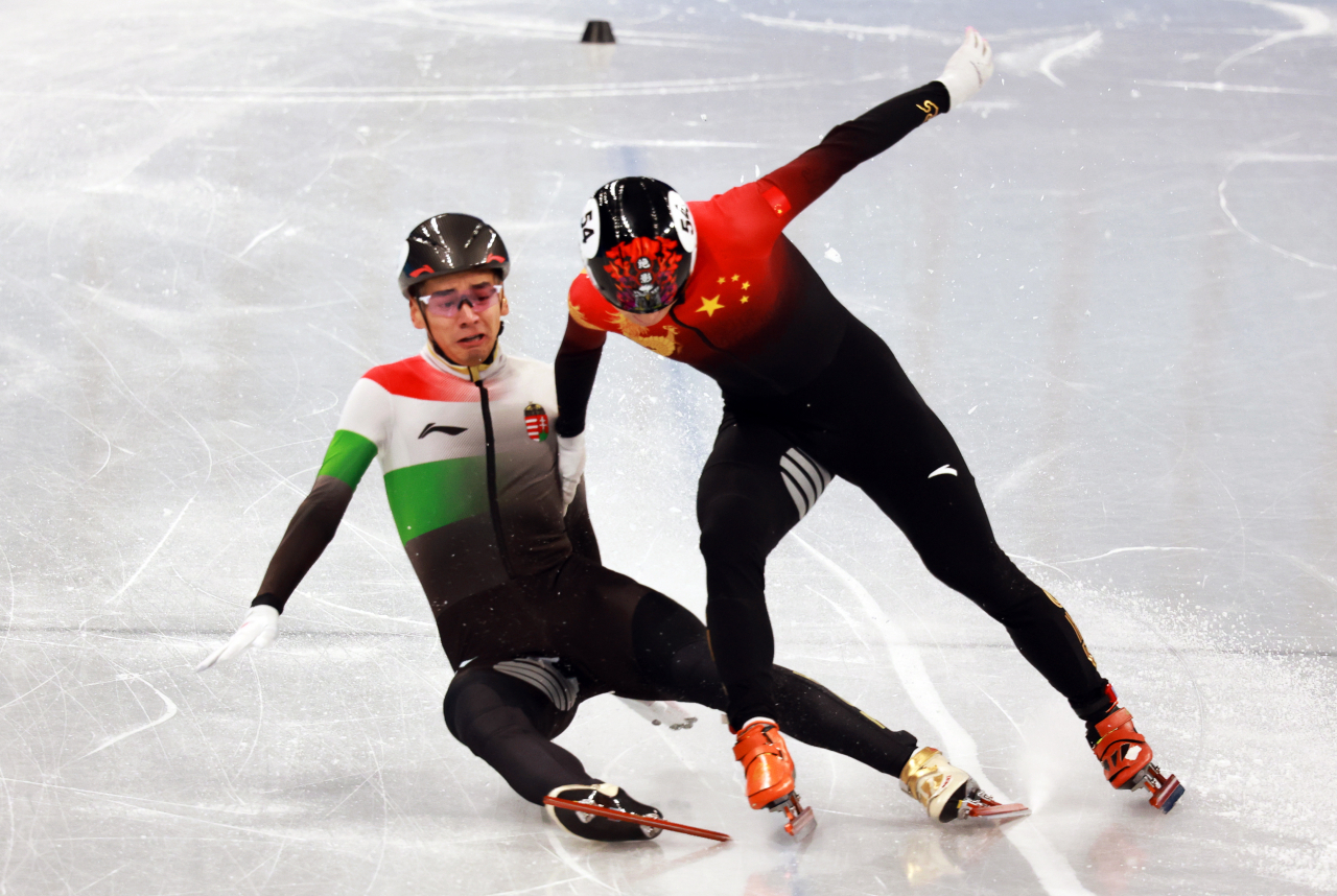 7일 남자 1000m 결승에서 헝가리의 류샤오린을 잡아채고도 금메달을 따낸 런쯔웨이(오른쪽).[epa]