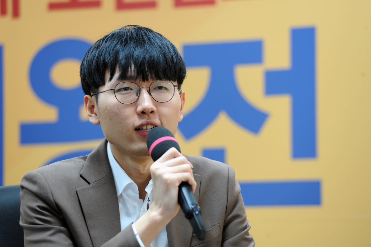 서울 한국기원과 베이징 중국기원에서 9일 온라인으로 열린 제26회 LG배 조선일보 기왕전 결승3번기 2국에서 승리한 신진서 9단이 우승 후 인터뷰를 하고 있다. [한국기원]