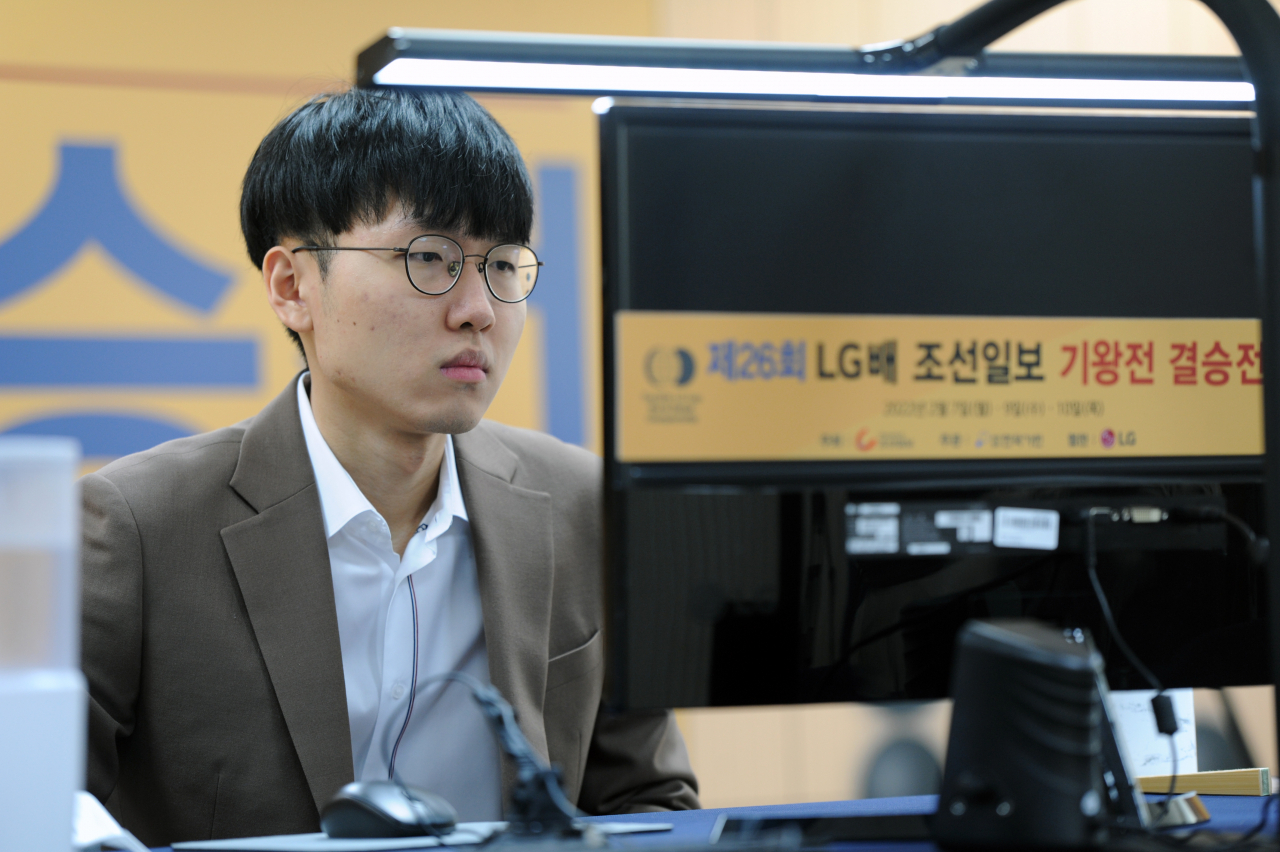 서울 한국기원과 베이징 중국기원에서 9일 온라인으로 열린 제26회 LG배 조선일보 기왕전 결승3번기 2국에서 신진서 9단이 대국에 임하고 있다. [한국기원]
