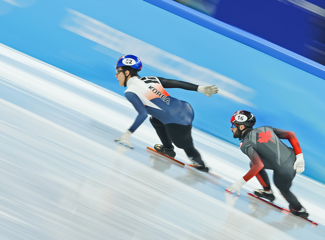 황대헌이 쇼트트랙 남자 1500m 결승에서 압도적인 스피드로 1위로 달리고 있다. [연합]