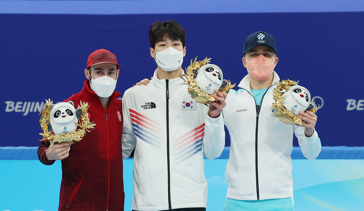 황대헌이 쇼트트랙 남자 1500m 결승에서 금메달을 획득한 후 시상식대에 올라 기념촬영을 하고 있다. [연합]