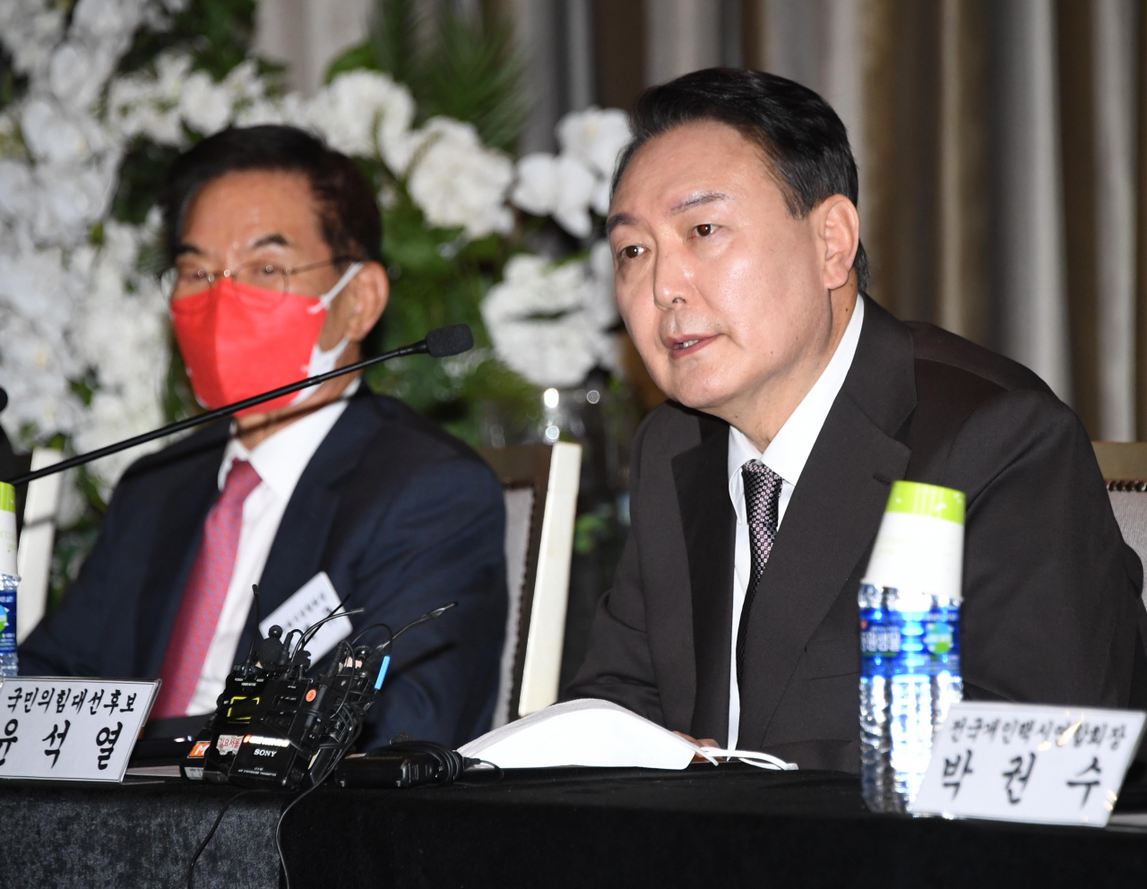 윤석열 국민의힘 대선후보가 8일 오후 서울 송파구 교통회관에서 열린 '힘내라 택시! 소통의 날' 정책간담회에서 질문에 답하고 있다. [연합]