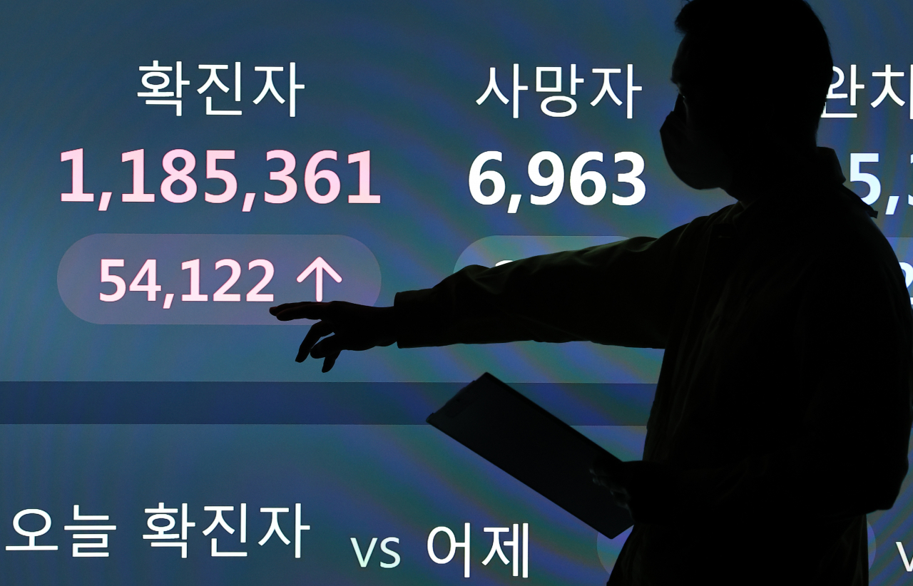 코로나19 오미크론 변이 대유행 속에 신규 확진자가 5만명을 훌쩍 넘긴 10일 오전 서울 송파구청 모니터에 신규 및 누적 확진자 수가 표시되고 있다.[연합]