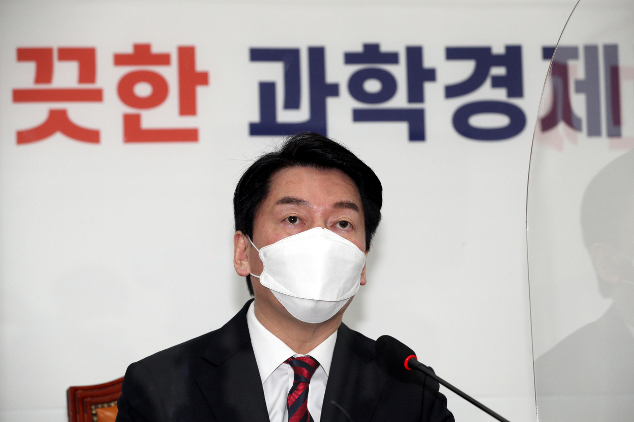 안철수 국민의당 대선후보가 10일 오전 국회에서 열린 중앙선거대책위원회의에서 발언하고 있다. [이상섭 기자]