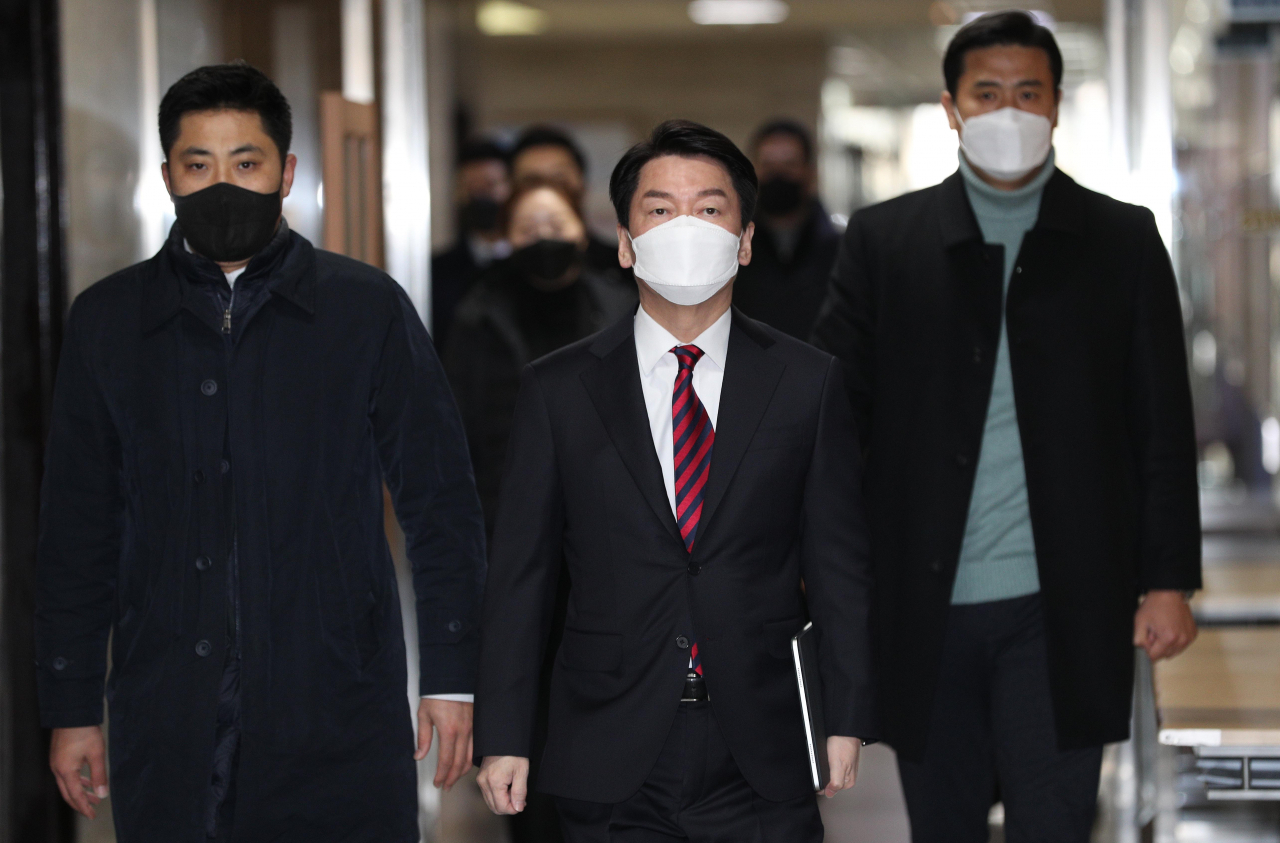 안철수 국민의당 대선후보가 10일 오전 국회에서 열린 중앙선거대책위원회의에 참석하고 있다. [이상섭 기자]