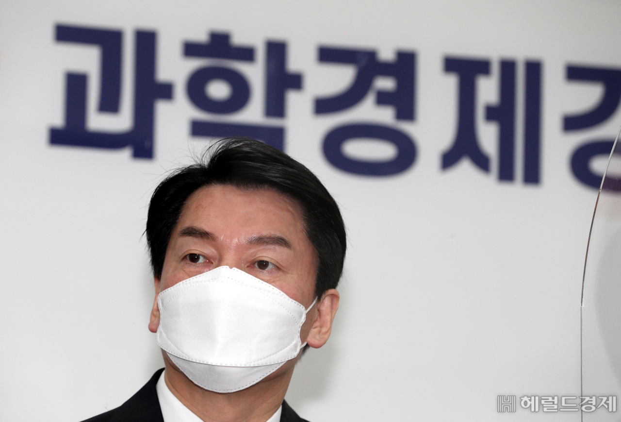 안철수 국민의당 대선 후보가 10일 오전 국회에서 열린 중앙선거대책위원회의에 참석하고 있다. 이상섭 기자