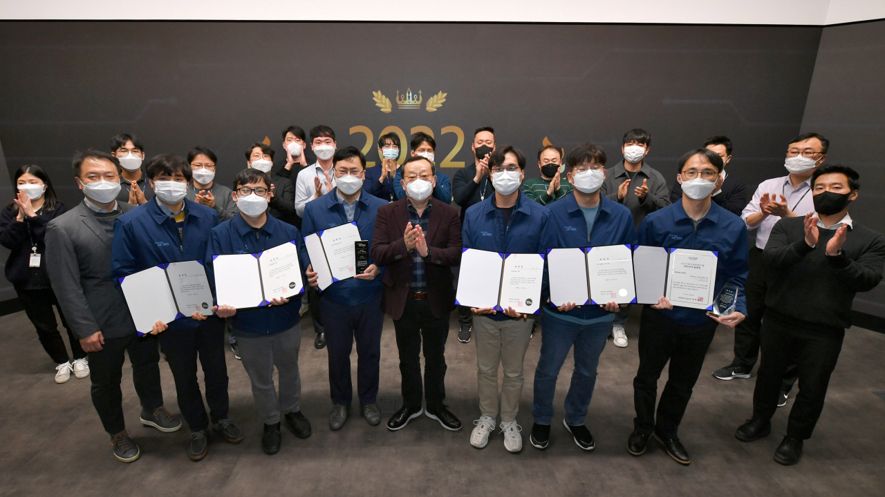 지난 9일 경기도 마북연구소에서 열린 우수직무 발명시상식에서 현대모비스 조성환 사장(가운데)이 지난해 글로벌 우수 특허를 출원한 연구원들을 시상하고, 임직원들의 주도적인 발명문화 확산을 격려했다. [현대모비스 제공]