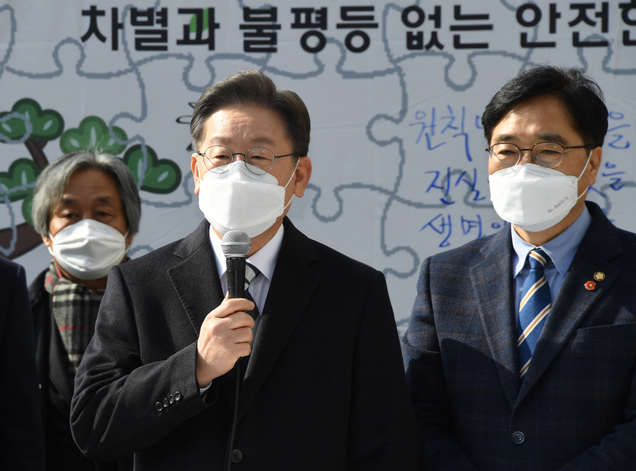 더불어민주당 이재명 대선후보가 9일 오후 서울 중구 서울시의회 앞 '임시 기억공간' 마당에서 열린 대구지하철참사 19주기 추모식 및 대선후보 생명안전 국민약속식에서 시민사회 생명안전 10대 과제를 전달받은 뒤 발언하고 있다. [연합]