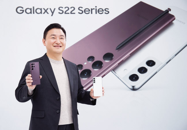 갤럭시S22 울트라(좌)와 갤럭시S22를 들고 있는 노태문 삼성전자 MX사업부장(사장).[삼성전자 제공]