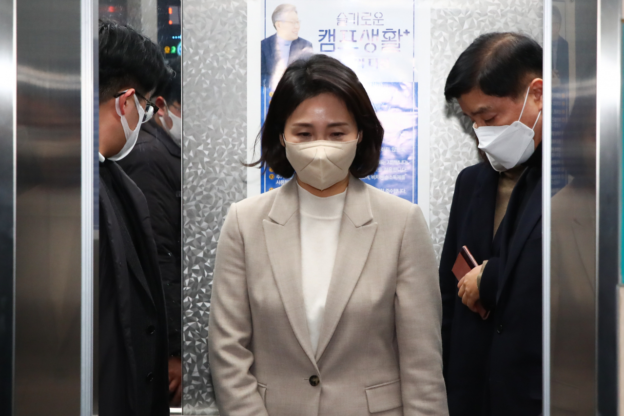 더불어민주당 이재명 대선 후보의 부인 김혜경 씨가 9일 오후 서울 여의도 당사에서 최근 불거진 '과잉 의전' 등 논란에 대해 사과 기자회견을 하기 위해 입장하고 있다. [연합]