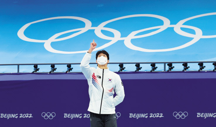 9일 오후 중국 베이징 캐피털 실내 경기장에서 열린 2022 베이징 동계올림픽 쇼트트랙 남자 1500m 결승에서 금메달을 획득한 한국 쇼트트랙 대표팀 황대헌이 시상식대에 오르고 있다. [연합]
