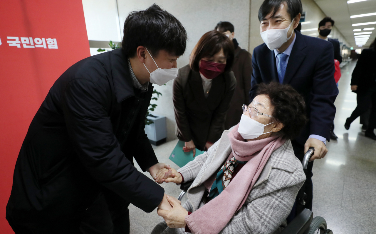 일본군 '위안부' 피해자 이용수 할머니가 10일 오전 국회에서 이준석 국민의힘 대표와 면담 전 악수하고 있다. [연합]