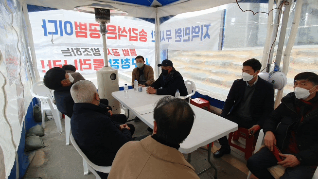 광주화정아이파크 붕괴사고로 피해를 입은 인근 상인들은 서구청과 민주당 등 관리감독기관에 대한 성토와 철저한 수사를 촉구했다. 서인주 기자
