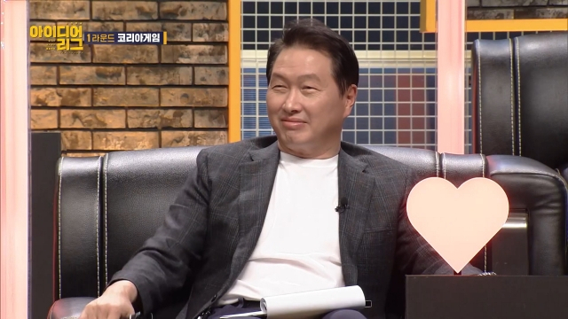 최태원 대한상의 회장이 대국민 아이디어를 발굴하는 ‘국가발전 프로젝트’에서 발표를 듣고 있다 [대한상의 제공]