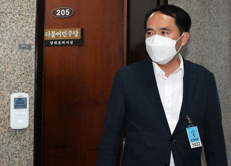 최원일 전 천안안 함장이 지난해 6월 9일 송영길 더불어민주당 대표를 항의방문 한 뒤 대표실에서 나오고 있다. [연합]