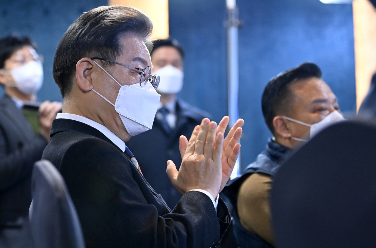 더불어민주당 이재명 대선후보가 10일 오전 서울 영등포구 여의도 한국노총에서 열린 노동 정책 협약식에서 박수치고 있다. 연합뉴스