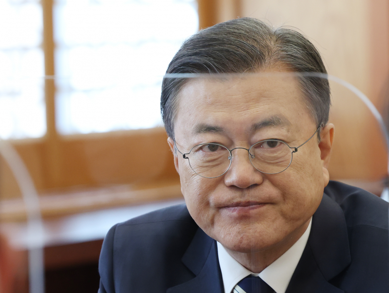 문재인 대통령이 청와대에서 아시아·태평양지역 뉴스통신사 교류협력체 '아태뉴스통신사기구'(OANA)의 의장사인 연합뉴스 및 세계 7대 통신사와 서면인터뷰를 한 후 사진 촬영에 임하고 있다. [연합]