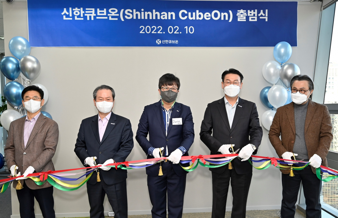 [사진=10일 서울 중구 패럼타워 신한큐브온에서 진행된 출범식에서 성대규 신한라이프 사장(왼쪽에서 두번째)과 이용범 신한큐브온 대표(세번째)가 참석자들과 함께 테이프 커팅식을 하고 있다.]