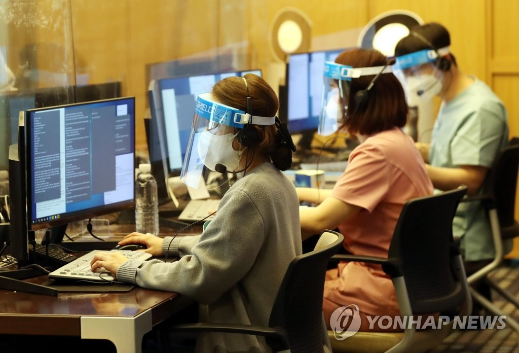 정부가 코로나19 새 재택치료 체계를 가동한 10일 오전 인천시 서구 나은병원 코로나19 재택치료 상담센터에서 의료진이 상담을 진행하고 있다. [연합]