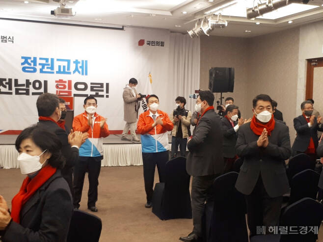 지난해 12월 순천을 방문한 국민의힘 윤석열 대선 후보가 당원들을 격려하고 있다. [헤럴드DB]