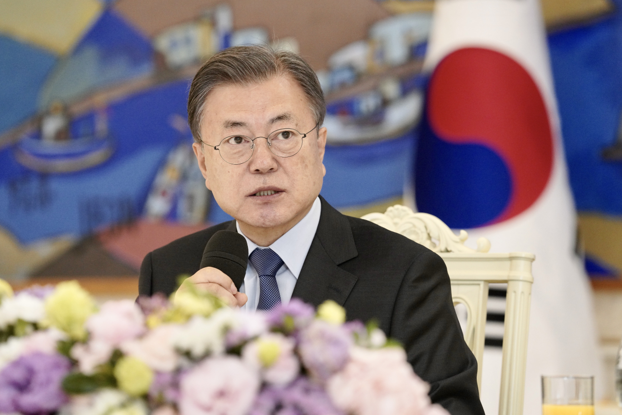 문재인 대통령이 10일 청와대에서 열린 자립준비청년 초청 오찬간담회에 참석해 인사말을 하고 있다.[연합]
