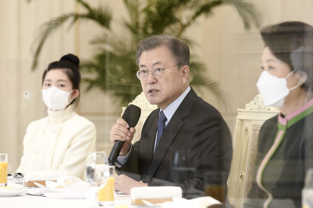 문재인 대통령이 김정숙 여사와 함께 10일 청와대에서 열린 자립준비청년 초청 오찬 간담회에 참석, 인사말을 하고 있다. [연합]
