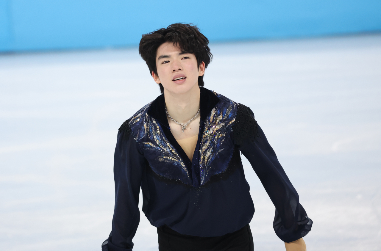 Cha Jun-hwan of South Korea performs his free skate in the men's singles figure skating competition at the Beijing Winter Olympics at Capital Indoor Stadium in Beijing on Thursday. (Yonhap)