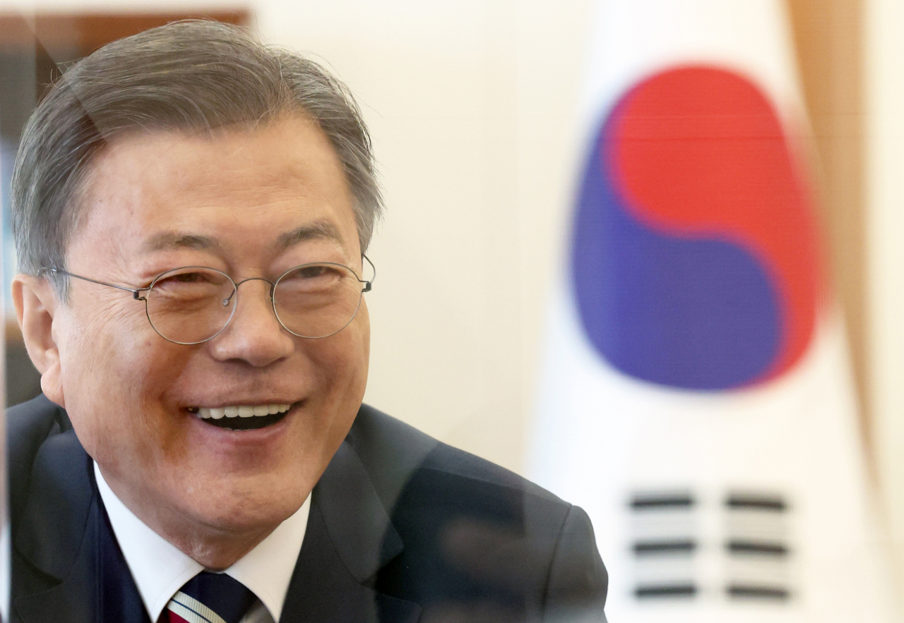 문재인 대통령이 청와대에서 아시아·태평양 지역 뉴스통신사 교류협력체 '아태뉴스통신사기구'(OANA)의 의장사인 연합뉴스 및 세계 7대 통신사와 서면인터뷰를 한 후 사진촬영을 하고 있다. [연합]
