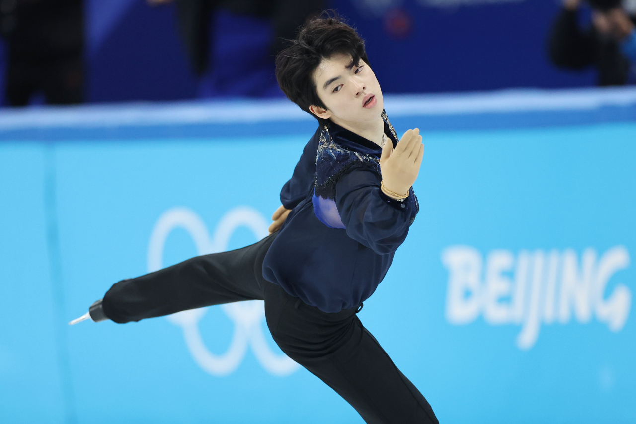 차준환이 10일 베이징 캐피털 실내 경기장에서 열린 2022 베이징 동계올림픽 피겨스케이팅 남자 싱글 프리 스케이팅 경기에서 오페라 '투란도트'의 음악에 맞춰 연기를 펼치고 있다. [연합]